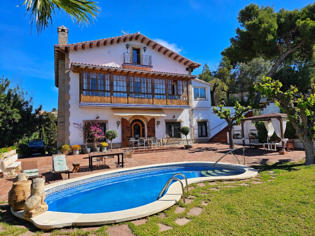 The Beautiful Palma Coliving House in Barcelona - a Villa with a swimming pool in the garden