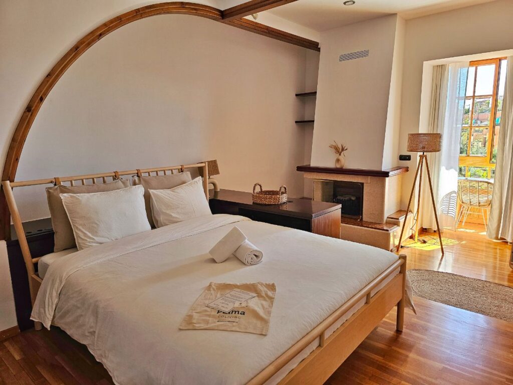 The Palma Suite at Palma Coliving Barcelona - A bright bedroom with a large double bed